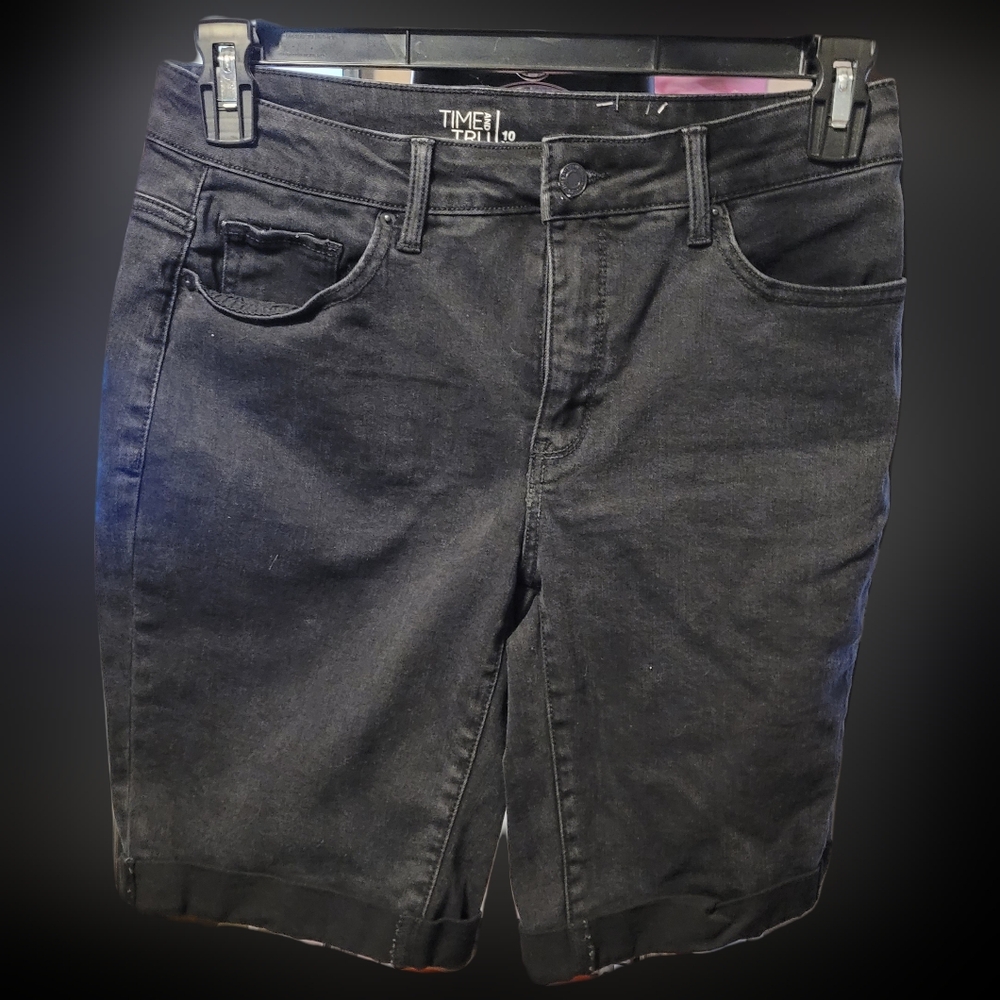 37-Time & Tru Black shorts mid rise